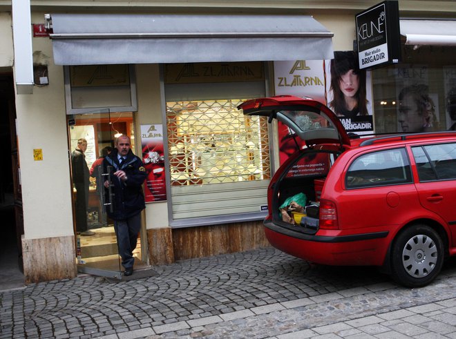 Združba se je lotila tudi zlatarne na Vetrinjski ulici. FOTO: Tadej Regent