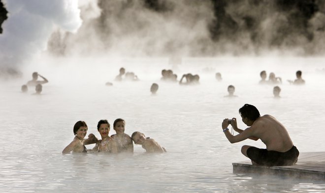 Islandija je hitro ugotovila, da ji preveliko število turistov ne koristi preveč. FOTO: Bob Strong/Reuters