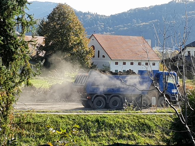 Ob nasipavanju severne vezne ceste protiprašnih zaščit na večjem delu gradbišča sploh ni bilo. FOTO: Špela Kuralt/Delo