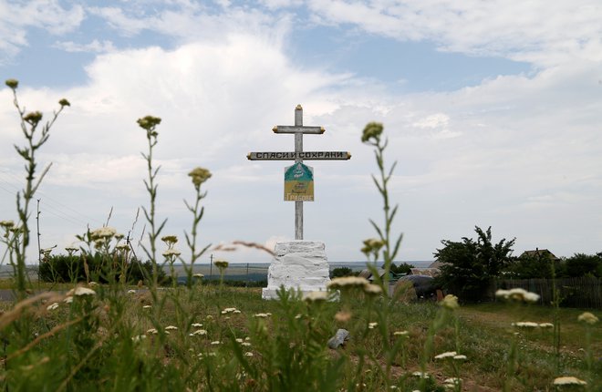 Spomeniško obeležje na območju sestrelitve letala&nbsp;17. julija 2014 na vzhodu Ukrajine. FOTO: Alexander Ermochenko/Reuters