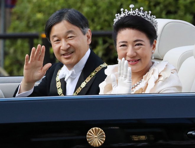 Japonski cesar Naruhito in cesarica Masako med vožnjo v cesarsko palačo. FOTO: Str/AFP
