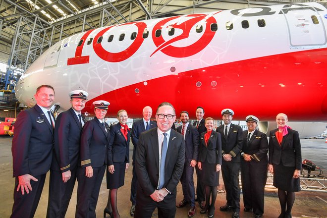 Alan Joyce, izvršni direktor Qantasa, s posadko leta QF7879. Kapitanka poleta je bila Helen Trenerry, prvi pomočnik pa Ryan Gill. FOTO: Reuters