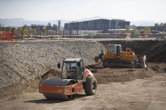 Gradbena aktivnost se je znižala predvsem zaradi manjšega obsega dela na stavbah; mesečni padec je znašal 5,9 odstotka, na letni ravni pa 12,9 odstotka. FOTO: Leon Vidic/Delo