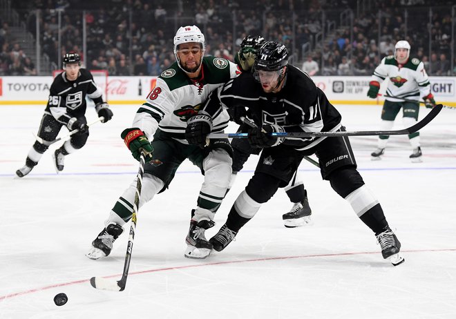 Anže Kopitar (desno) je s soigralci iz Los Angelesa v tem tednu prekinil črni niz spodrsljajev. FOTO: AFP