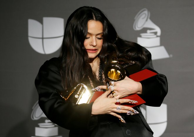 Rosalía je s podelitve odšla polnih rok. FOTO: Danny Moloshok/Reuters