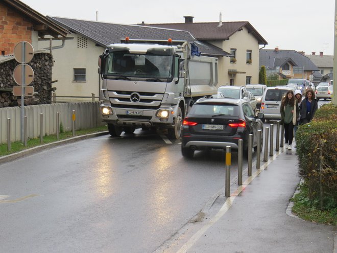 Gost promet skozi Vodice spravlja v nevarnost vse udeležence v prometu. FOTO: Bojan Rajšek/Delo