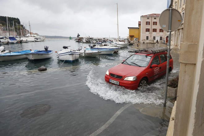 V Piranu je bilo tudi včeraj težko ločiti morje od kopnega. FOTO Leon Vidic