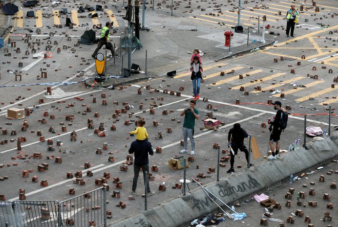 Protestniki so jemali kamnite in betonske bloke z robnikov ulic in jih zlagali v obliki &raquo;stonehengea&laquo;. FOTO: Adnan Abidi/Reuters