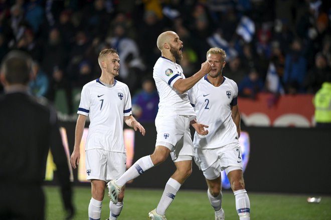 Napadalec Teemu Pukki (na sredini) je prvi zvezdnik finske nogometne reprezentance. FOTO: Reuters