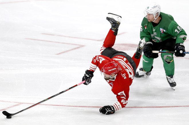 Andrej Hebar (levo) in Aleš Mušič sta najbolj izkušena hokejista Jesenic in Olimpije. FOTO Roman Šipić/Delo