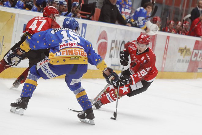 Gašper Seršen (desno) je z golom prispeval pomemben delež k zmagi Jesenic v Avstriji. FOTO: Leon Vidic/Delo