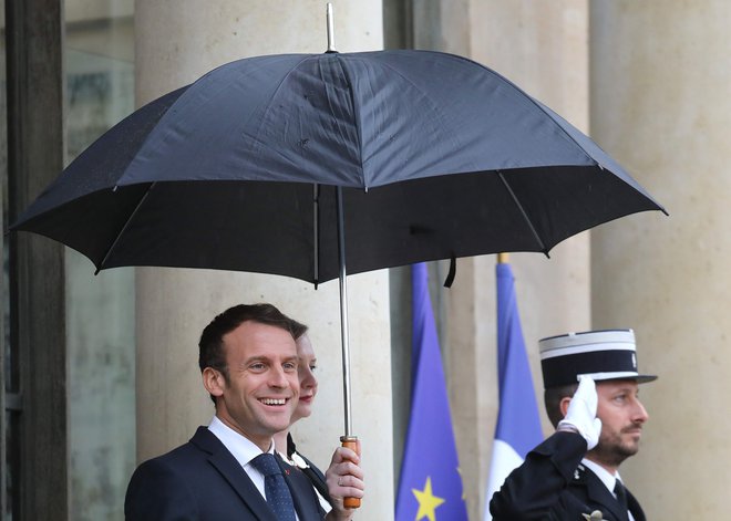 Francoski predsednik Emmanuel Macron je bil po oktobrskem vrhu EU tarča kritik, da je z blokado začetka pristopnih pogajanj z Albanijo in Severno Makedonijo naredil zgodovinsko napako. FOTO: Ludovic Marin/AFP