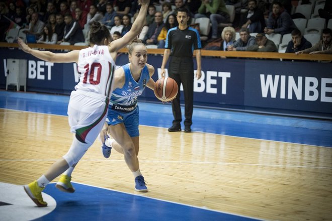 Zala Friškovec (z žogo) so dosegle drugo zmago v kvalifikacijah. FOTO: FIBA