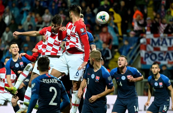 Hrvaška je bila v zadnjem kvalifikacijskem nastopu, tako kot na tej fotografiji, premočna proti Slovaški in se zasluženo vnovič uvrstila na evropsko prvenstvo. FOTO AFP