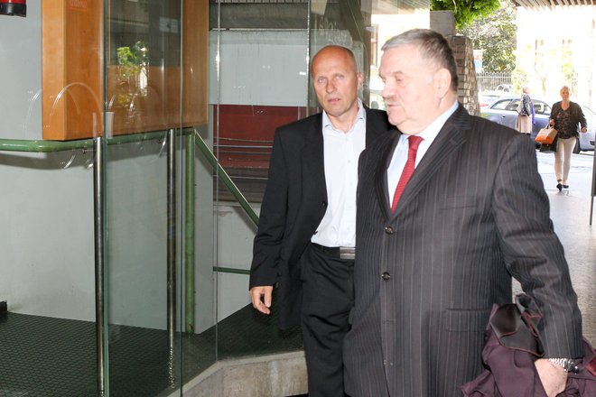 Komandir Bogdan Brezovnik (levo) izredno odpoved izodbija na sodišču. FOTO: Marko Feist