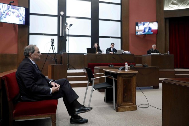 Sojenje Torri se je začelo mesec dni po tistem, ko je špansko vrhovno sodišče zaradi vstajništva in zlorabe javnih sredstev devet nekdanjih katalonskih voditeljev obsodilo na zaporno kazen od devet do 13 let zapora. FOTO: Andreu Dalmau/AFP