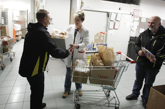 Prostovoljci hrano pobirajo v 27 mestih iz trgovin vseh največjih trgovskih verig in jo še isti ali naslednji dan razdelijo pomoči potrebnim. FOTO: Leon Vidic