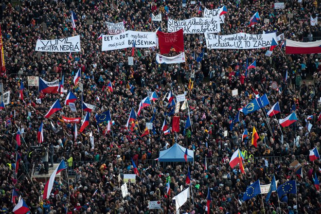 Vzrok za nezadovoljstvo so domnevni korupcijski posli češkega premierja Babiša, ki ga tudi v Bruslju obtožujejo, da je svojemu poslovnemu imperiju na nepošten način pridobil subvencije EU. FOTO: Michal Cizek/AFP