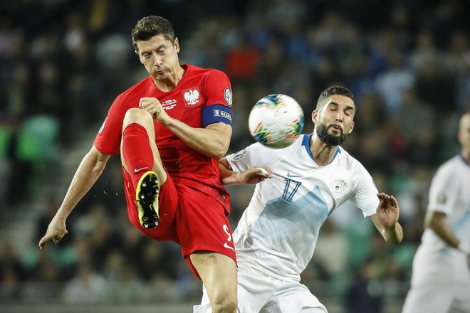 Robert Lewandowski (v ozadju Miha Mevlja) je udarni adut poljske reprezentance. FOTO: Uroš Hočevar/Delo