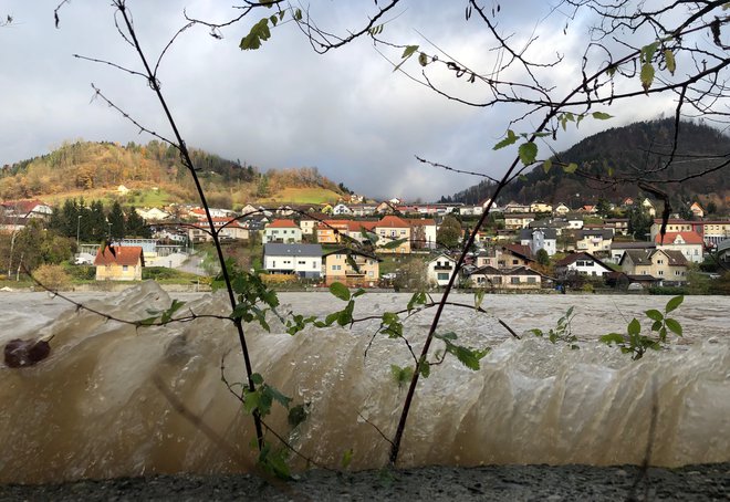 Tudi to noč so v Dravogradu dežurali prostovoljni gasilci, ki so spremljali razmere, prav tako je še vedno aktiven štab civilne zaščite, ki se bo sestal danes dopoldne. FOTO: Jure Eržen/Delo