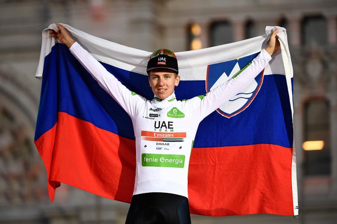 Tadej Pogačar je v krstni sezoni med profesionalci slavil osem zmag, najbolj pa je navdušil na Vuelti s tremi etapnimi zmagami, končnim 3. mestom in belo majico najboljšega mladega kolesarja. FOTO: AFP