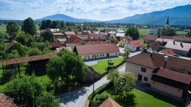 Škrabčeva domačija je umeščena v idilično malo vas Hrovača tik ob Ribnici. FOTO: Škrabčeva domačija