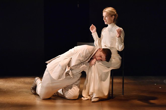Izvrstna igra Maše Derganc v predstavi Alice v postelji. Foto Peter Uhan