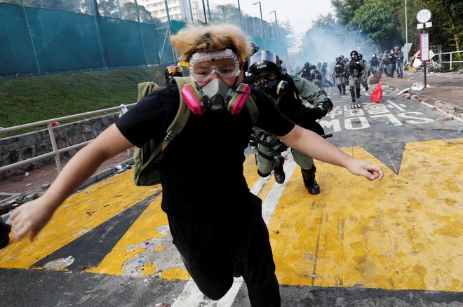 Politehnična univerza v HongkoEmbeddingsngu je glavno prizorišče, na katerem še traja boj med študenti in policijo. Foto Reuters