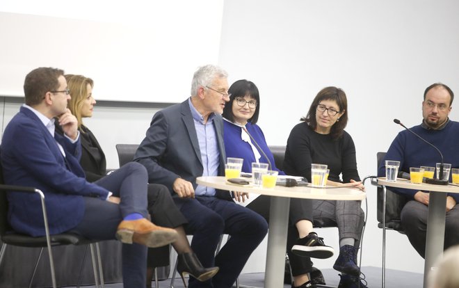 Marko Milosavljević,Tanja Kerševan Smokvina, Dušan Snoj, Nataša Luša, Špela Stare in Leo Oblak so se strinjali, da bi medijsko področje bolj kot en zakon potrebovalo širše evropske ukrepe. FOTO: Roman Šipić/Delo