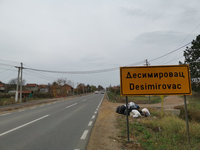 Ulica v Desimirovcu, ki je dobila ime po Draži Mihailoviću, je pravzaprav vaška cesta, dolga kak kilometer, ob njej so redko posejane hiše z okoli 60 prebivalci. FOTO: Milena Zupanič