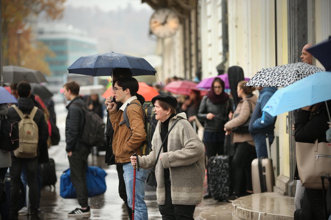 Koža zelo dinamičen organ in se je sposobna prilagoditi vremenskim spremembam, kadar pa so te spremembe zelo hitre se ne zmore prilagoditi dovolj hitro in učinkovito, zato jo je priporočljivo zaščititi z dovolj bogatimi negovalnimi kremami, še posebej kadar se nameravamo dlje časa izpostavljati neugodnim dejavnikom, pravi dr. Katja Žmitek, prodekanja visoke šole VISIT. Foto: Jure Eržen