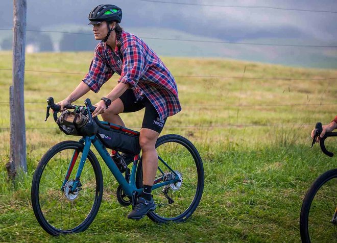 Makadamkarsko kolo z geometrijo kolesa, podobnega specialki, tako še vedno vzdržuje pridih cestnega kolesarjenja tudi na makadamskem cestišču. Foto: Marco Peruzzo, arhiv proizvajalca