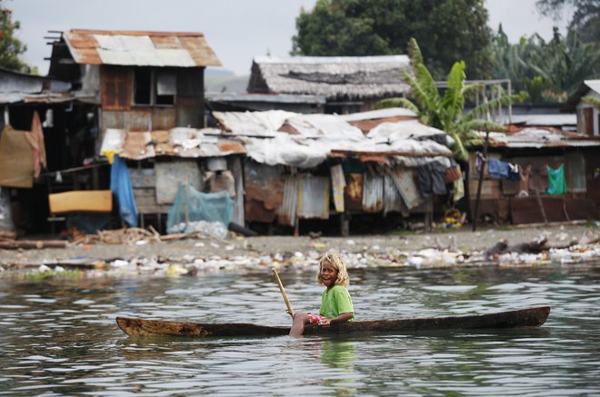 Na Salomonovih otokih je veliko družin že moralo zapustiti bivališča na obalah in se preseliti v višje predele. FOTO: Reuters