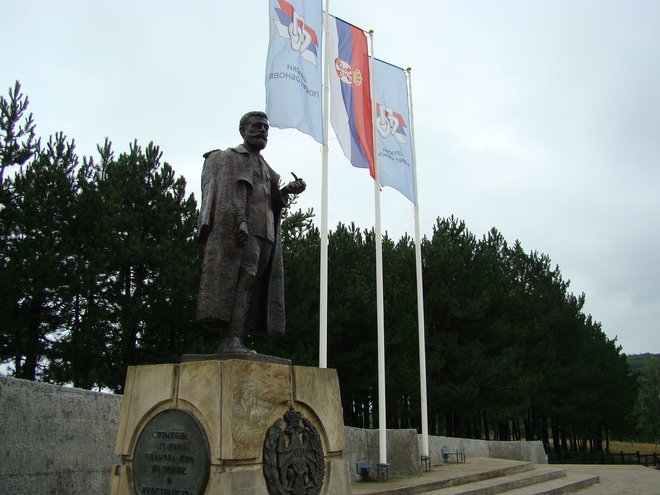 Že leta stoji na Ravni gori spomenik Draže Mihailovića, stotisoče ljudi ga je obiskalo, zdaj pa je ena ulica pritegnila toliko pozornosti. FOTO: Wikipedija