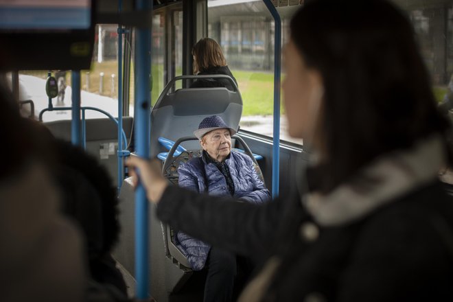 Če bo medkrajevni promet za starejše na primer iz Medvod v Šiško brezplačen, bodo potniki na plačljivih mestnih avtobusih med Šentvidom in Šiško na pol krajši razdalji na slabšem. FOTO: Voranc Vogel/Delo