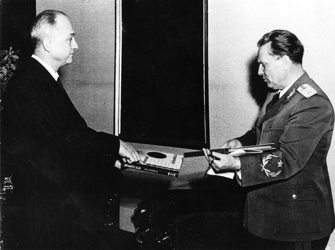 Srečanje Louisa Adamiča in Josipa Broza Tita leta 1949 v Beogradu. FOTO: arhiv Dela