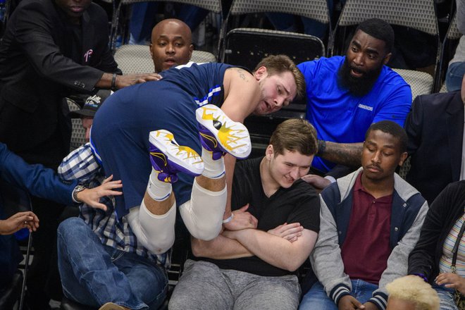 Luka Dončić je tudi proti najboljšemu moštvu v tem desetletju Golden State in podprvaku uprizarjal čarovnije ter se boril za vsako žogo. FOTO: USA Today Sports