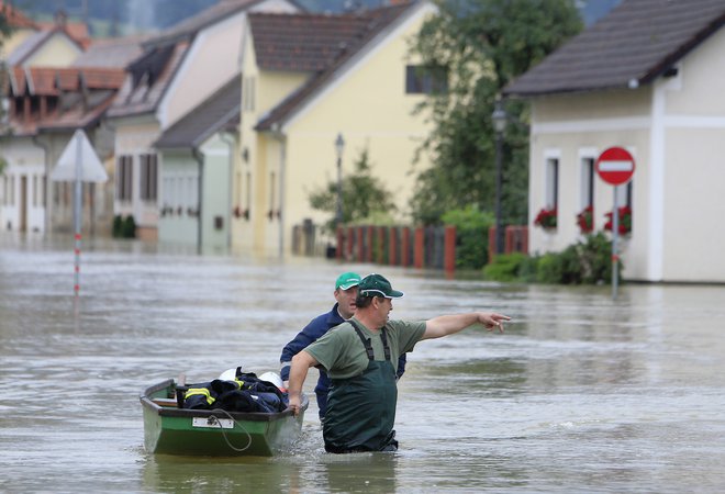 Naravne ujme so bile nekoč dvakrat, zdaj so tudi do petkrat na leto; odpravljanje posledic stane milijone. FOTO: Leon Vidic/Delo