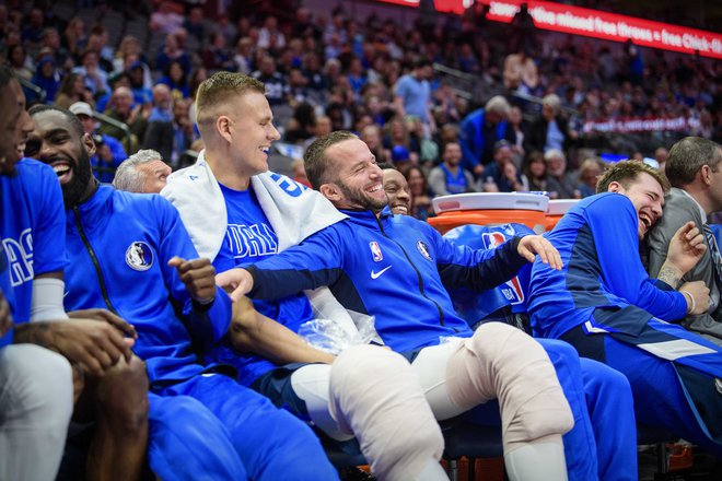 Po izjemni igri v prvem polčasu je Luka Dončić užival v zasluženem počitku in zabavi s soigralci na klopi. FOTO: USA Today Sports