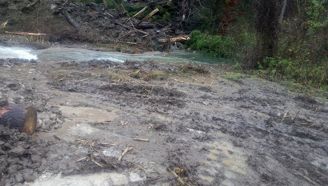 Voda se je razlila po travnikih in začela ogrožati bližnje stanovanjske hiše. Z delovnim strojem so uspeli reko preusmeriti v strugo. FOTO: PGD Podgorje/Facebook