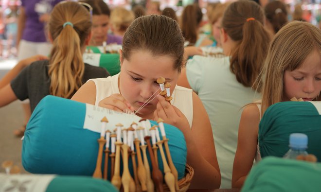 Festival idrijske čipke v mesto privabi turiste - ćelijo si jih več. FOTO: Jože Suhadolnik/Delo