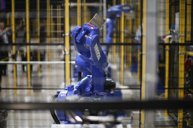 Japonska družba Yaskawa proizvaja robote tudi v Sloveniji, kjer tudi industrija sodi med nadpovprečno &raquo;robotizirane&laquo;. FOTO: Uroš Hočevar