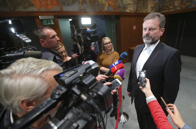 Poslanec Desusa in nekdanji podžupan Robert Polnar pravi, da vlado podpira, a da je trenutno podpornik politike, ki ni sposobna alternativ. FOTO: Jože Suhadolnik/Delo