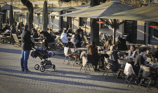 V mestnem središču je glasno glasbo slišati tudi pozno v noč. FOTO: Jože Suhadolnik/Delo