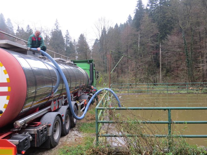 Izcedne vode iz zbirnega bazena prečrpavajo v cisterno in od včeraj vozijo na čistilno napravo na Vrhniko. FOTO: Bojan Rajšek/Delo