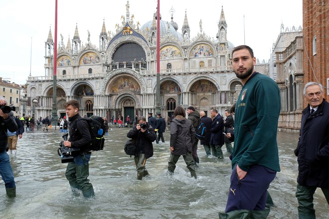Benetke je v nedeljo že tretjič preplavilo morje. Trg svetega Marka je bil zaprt, &raquo;acqua alta&laquo; je dosegla meter in pol. FOTO: Manuel Silvestri/Reuters