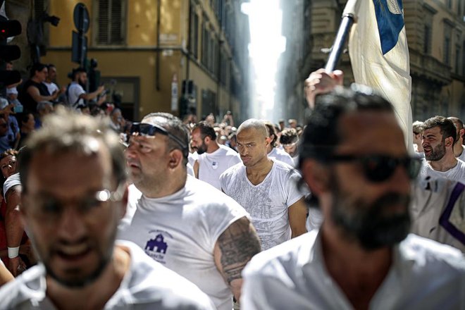 Nagrajena fotografija je nastala med sprevodom finalistov tekmovanja v zgodovinskem nogometu (calcio storico) v Firencah. FOTO: Blaž Samec/Delo