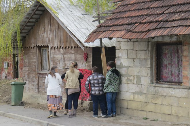 V romskem naselju Vejar se noben prebivalec noče odločiti za kandidaturo. FOTO: Bojan Rajšek/Delo