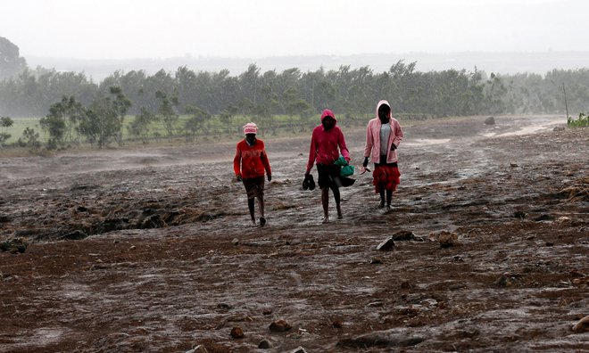 Fotografija je bila posneta po poplavah v Keniji maja lani. FOTO: Thomas Mukoya/Reuters