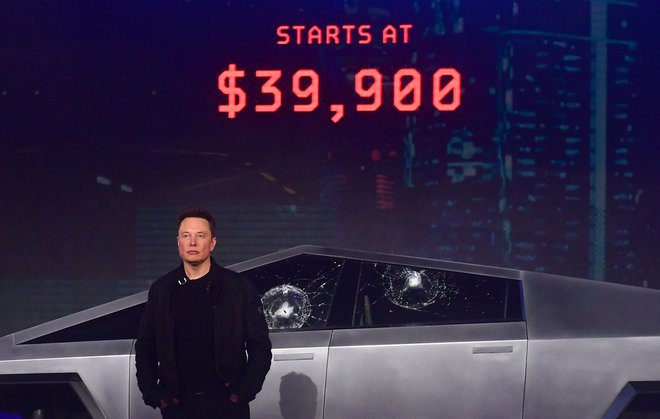 Elon Musk ob futurističnemu poltovornjaku. FOTO: Frederic J. Brown/AFP
